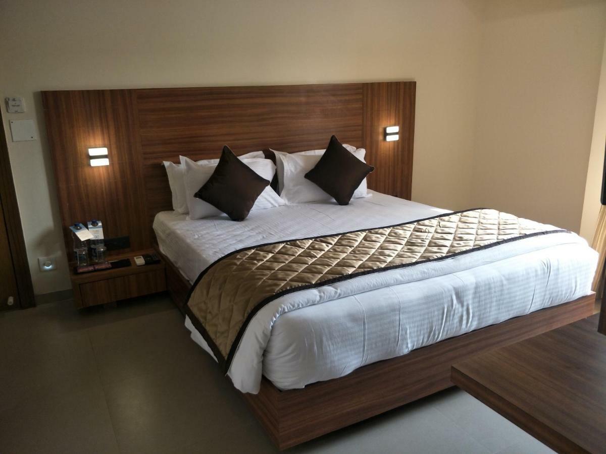 Kyriad Hotel Solapur by OTHPL Bagian luar foto