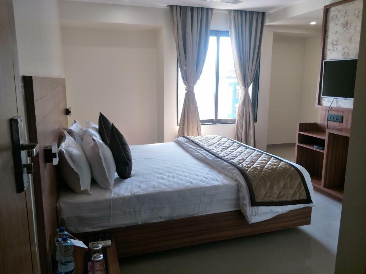 Kyriad Hotel Solapur by OTHPL Bagian luar foto