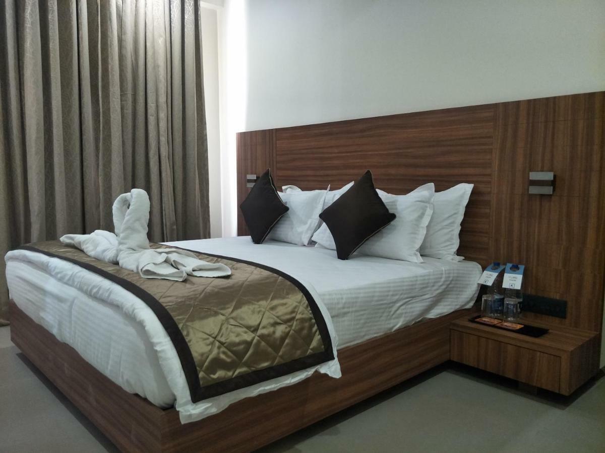 Kyriad Hotel Solapur by OTHPL Bagian luar foto