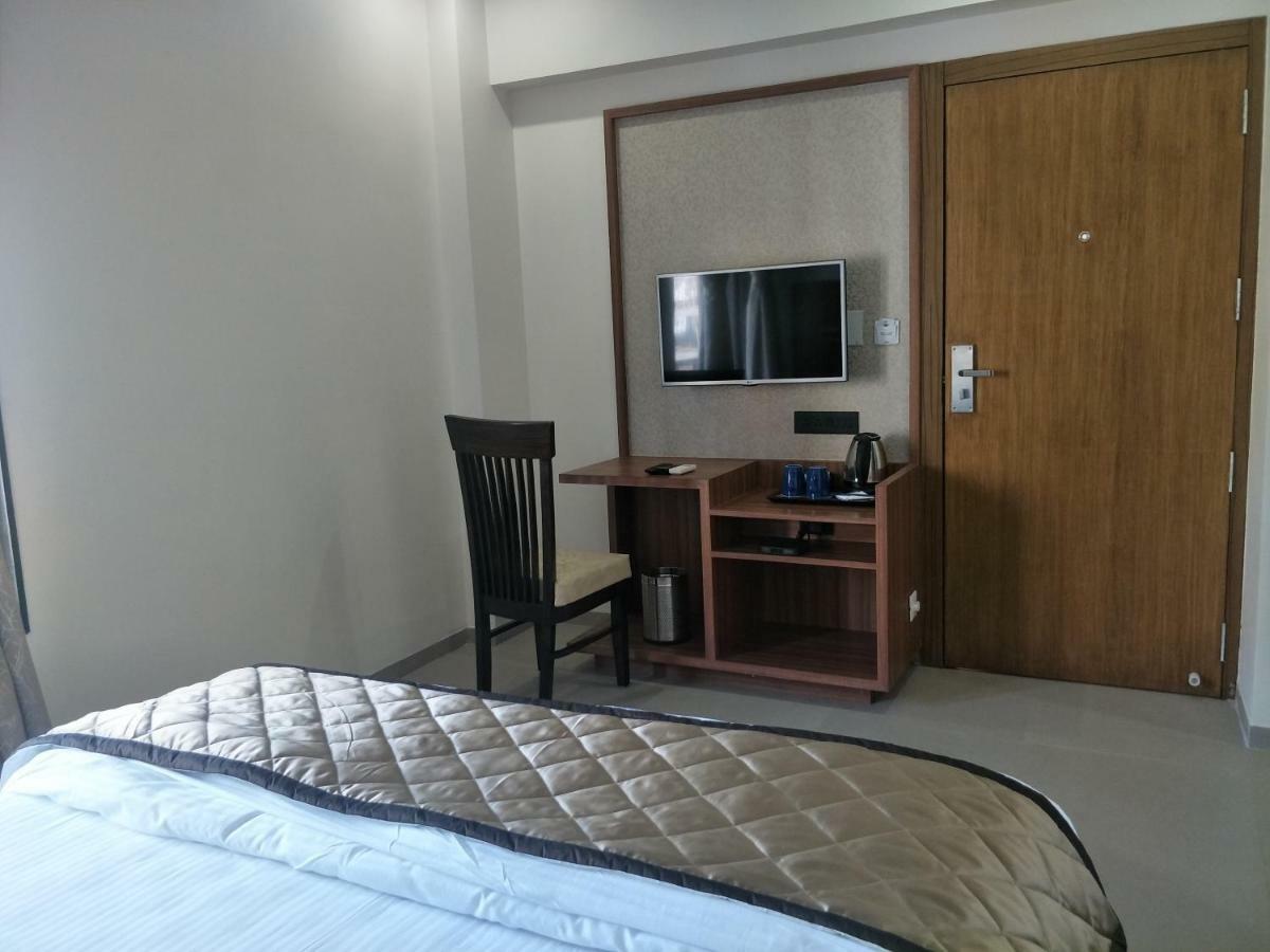 Kyriad Hotel Solapur by OTHPL Bagian luar foto