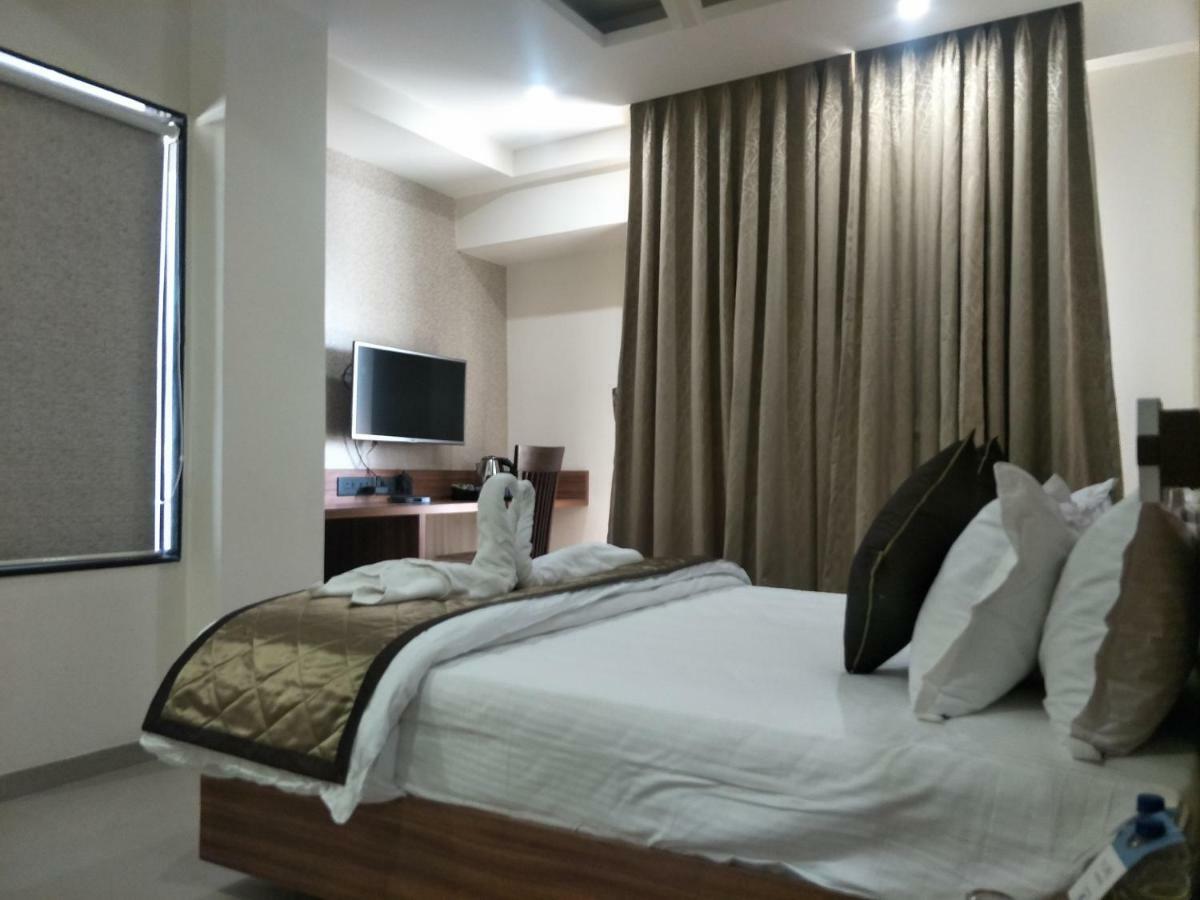 Kyriad Hotel Solapur by OTHPL Bagian luar foto