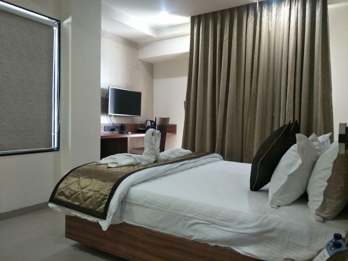 Kyriad Hotel Solapur by OTHPL Bagian luar foto