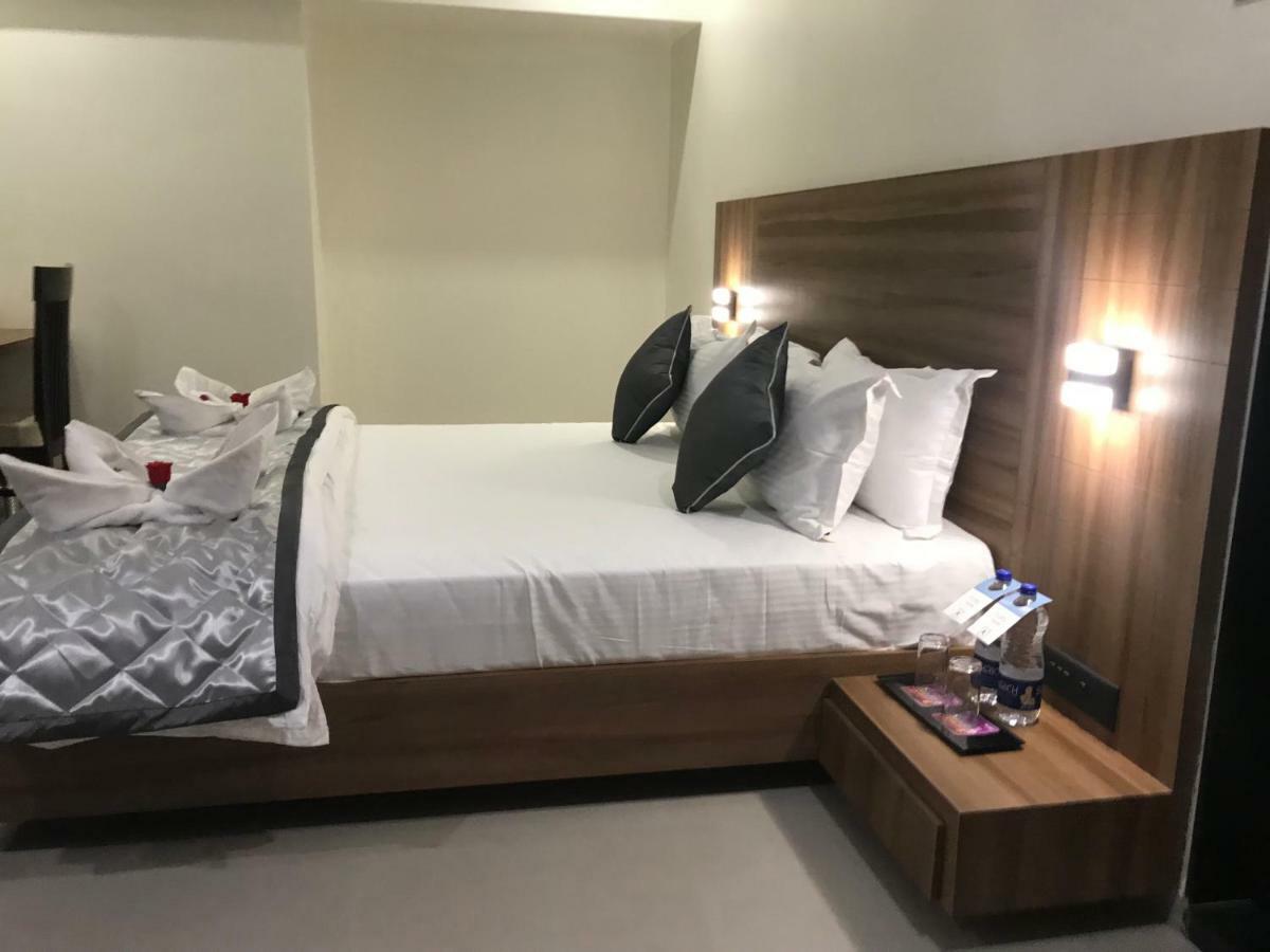 Kyriad Hotel Solapur by OTHPL Bagian luar foto