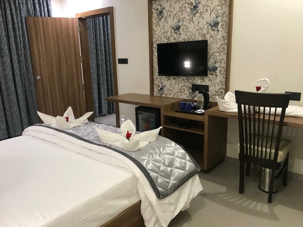 Kyriad Hotel Solapur by OTHPL Bagian luar foto