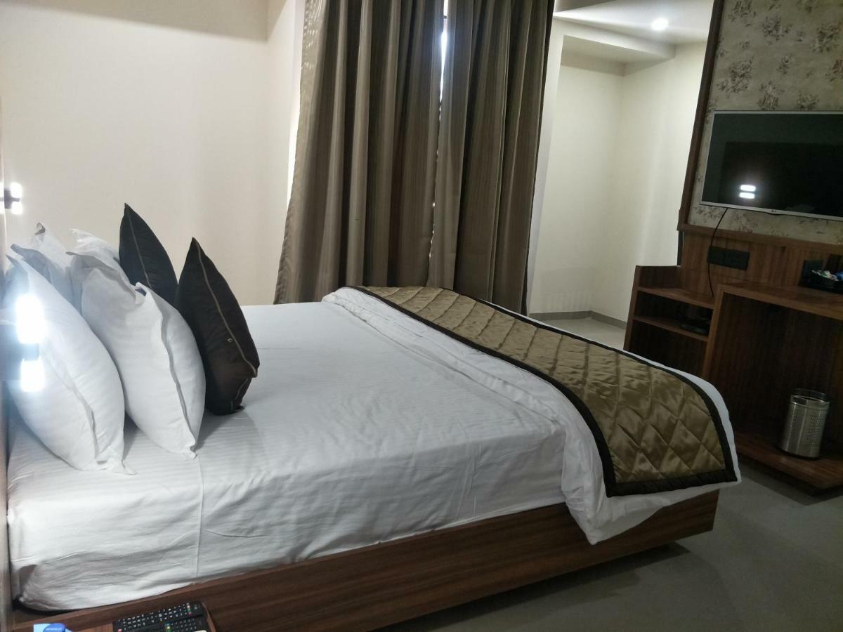 Kyriad Hotel Solapur by OTHPL Bagian luar foto