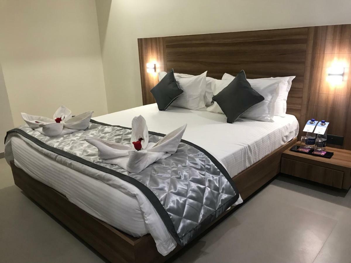 Kyriad Hotel Solapur by OTHPL Bagian luar foto
